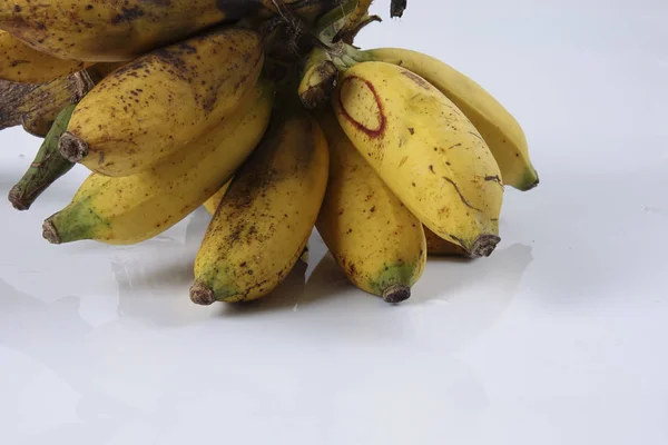 Banana rasgada isolada sobre fundo branco . — Fotografia de Stock