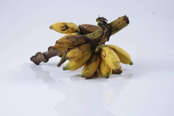 Poszarpane banana na białym tle. — Zdjęcie stockowe
