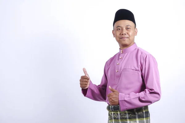 Pria berpakaian tradisional dengan smartphone merayakan Idul Fitri . — Stok Foto