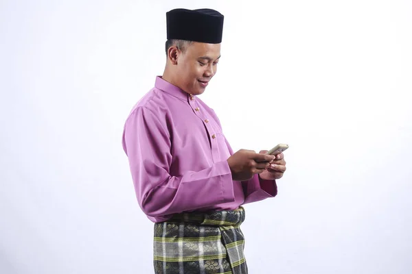 Hombre en ropa tradicional con teléfono inteligente celebrar Eid Fitr . — Foto de Stock