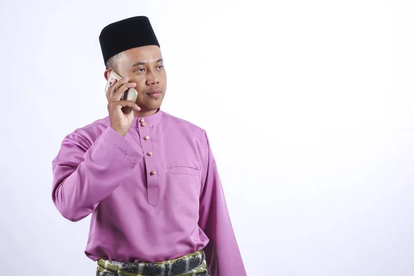 Hombre en ropa tradicional con teléfono inteligente celebrar Eid Fitr . — Foto de Stock