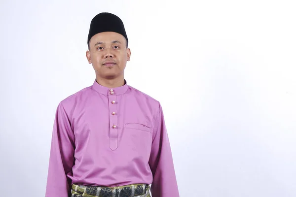 Pria berpakaian tradisional dengan smartphone merayakan Idul Fitri . — Stok Foto