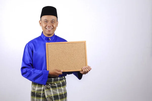 Anak muda tersenyum dengan papan tulis untuk perayaan Idul Fitri atau Idul Fitri . — Stok Foto