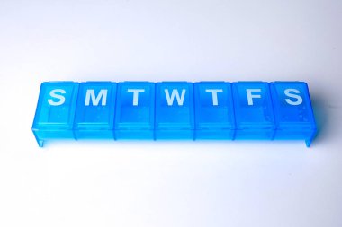 7 gün hap kutusu beyaz arka plan üzerinde izole hapları ile