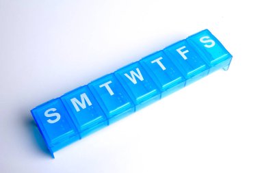 7 gün hap kutusu beyaz arka plan üzerinde izole hapları ile