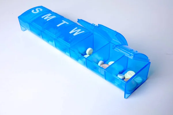 Sju dagars piller box med piller isolerad på vit bakgrund — Stockfoto