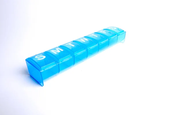 Caja de pastillas de siete días con pastillas aisladas sobre fondo blanco — Foto de Stock