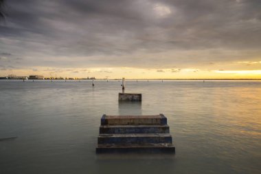 Gün batımında turist Klang, Malezya içinde nokta. Düşük ışık, canlı renkleri ve noise.
