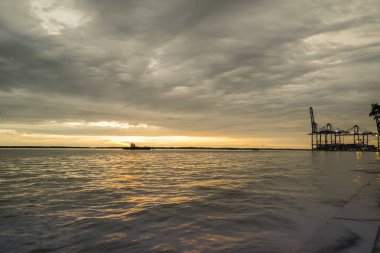 Gün batımında turist Klang, Malezya içinde nokta. Düşük ışık, canlı renkleri ve noise.