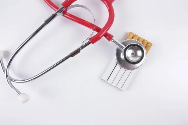 Stéthoscope et cigarette isolés sur fond blanc. Concept médical — Photo