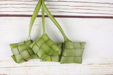 Ketupat yapma, küçük hindistan cevizi yapılan bir doğal pirinç kaplama pirinç pişirme için yaprakları