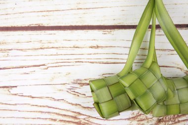 Ketupat yapma, küçük hindistan cevizi yapılan bir doğal pirinç kaplama pirinç pişirme için yaprakları