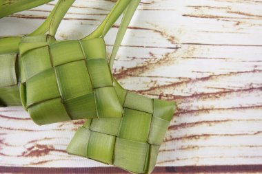 Ketupat yapma, küçük hindistan cevizi yapılan bir doğal pirinç kaplama pirinç pişirme için yaprakları