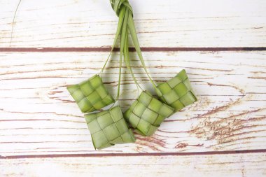 Ketupat yapma, küçük hindistan cevizi yapılan bir doğal pirinç kaplama pirinç pişirme için yaprakları