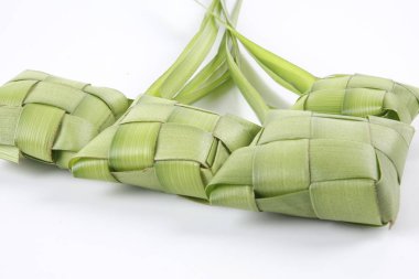 Ketupat yapma, küçük hindistan cevizi yapılan bir doğal pirinç kaplama pirinç pişirme için yaprakları