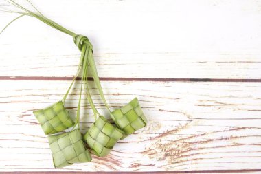 Ketupat yapma, küçük hindistan cevizi yapılan bir doğal pirinç kaplama pirinç pişirme için yaprakları