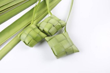 Ketupat yapma, küçük hindistan cevizi yapılan bir doğal pirinç kaplama pirinç pişirme için yaprakları