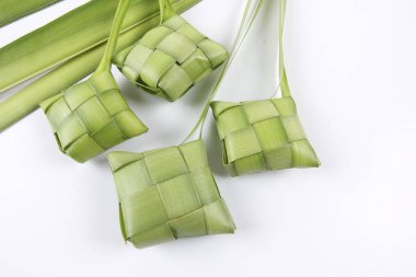 Ketupat yapma, küçük hindistan cevizi yapılan bir doğal pirinç kaplama pirinç pişirme için yaprakları