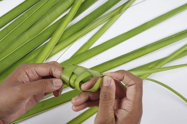 Fabrication de Ketupat, un boyau de riz naturel fabriqué à partir de jeunes feuilles de noix de coco pour la cuisson du riz — Photo