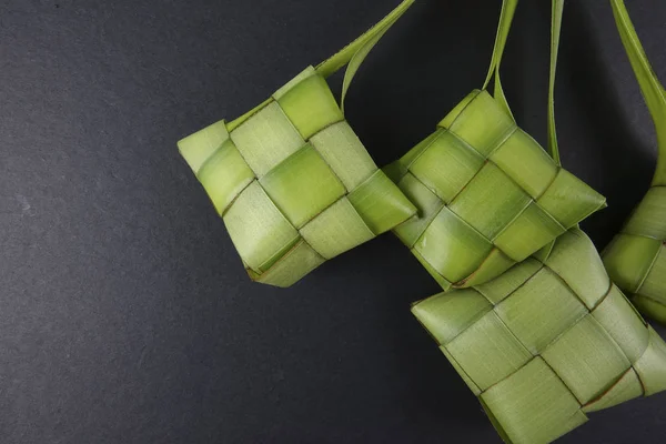 Ketupat 的制作，由年轻的椰子制成的天然大米套管叶来煮饭 — 图库照片