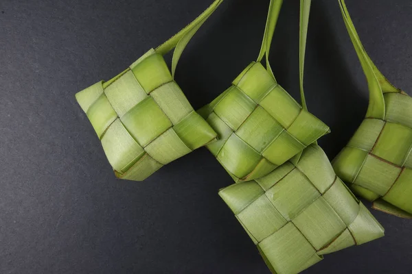 Изготовление Ketupat, натуральной рисовой оболочки из молодых кокосовых листьев для приготовления риса — стоковое фото