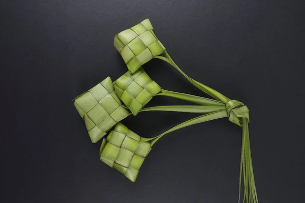 Изготовление Ketupat, натуральной рисовой оболочки из молодых кокосовых листьев для приготовления риса — стоковое фото