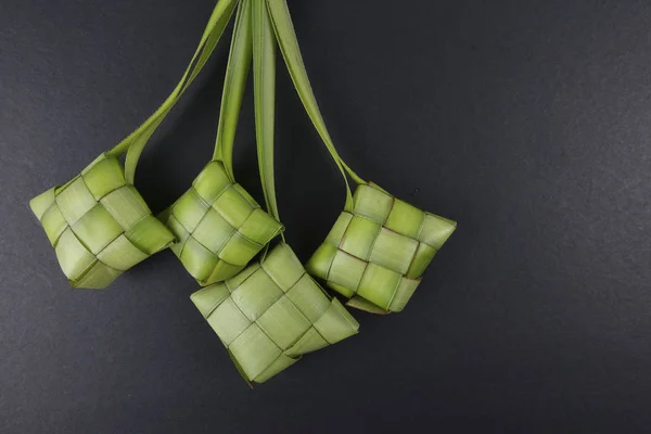 Παραγωγή του Ketupat, ένα φυσικό ρύζι περίβλημα φτιαγμένο από νεαρής καρύδας αφήνει για μαγείρεμα ρυζιού — Φωτογραφία Αρχείου