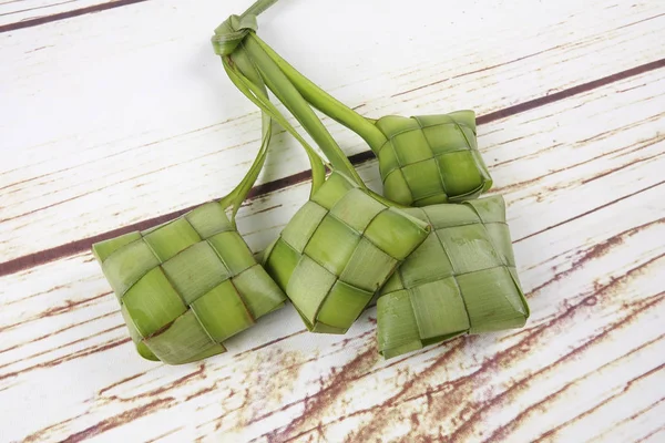 Ketupat yapma, küçük hindistan cevizi yapılan bir doğal pirinç kaplama pirinç pişirme için yaprakları