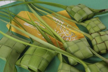 Eid Mubarak kutlama için pirinç hamur tatlısı ve para paket dekorasyon. 