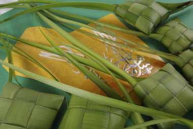 Eid Mubarak kutlama için pirinç hamur tatlısı ve para paket dekorasyon. 