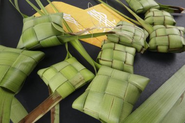 Eid Mubarak kutlama için pirinç hamur tatlısı ve para paket dekorasyon. 