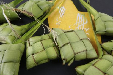 Eid Mubarak kutlama için pirinç hamur tatlısı ve para paket dekorasyon. 