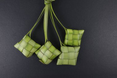 Eid Mubarak kutlama için pirinç hamur tatlısı ve para paket dekorasyon. 