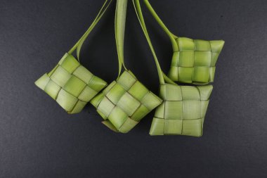 Eid Mubarak kutlama için pirinç hamur tatlısı ve para paket dekorasyon. 