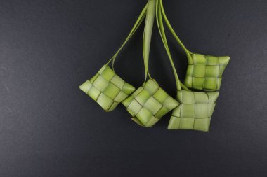 Eid Mubarak kutlama için pirinç hamur tatlısı ve para paket dekorasyon. 