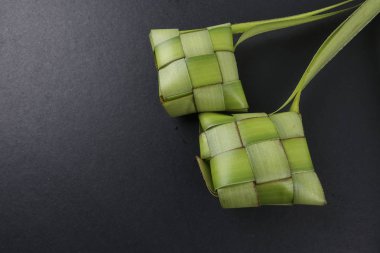 Eid Mubarak kutlama için pirinç hamur tatlısı ve para paket dekorasyon. 