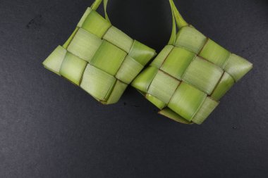 Eid Mubarak kutlama için pirinç hamur tatlısı ve para paket dekorasyon. 