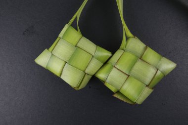 Eid Mubarak kutlama için pirinç hamur tatlısı ve para paket dekorasyon. 