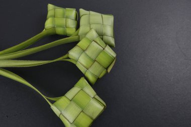 Eid Mubarak kutlama için pirinç hamur tatlısı ve para paket dekorasyon. 