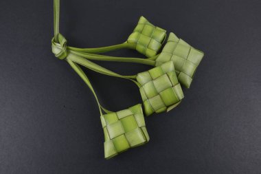 Eid Mubarak kutlama için pirinç hamur tatlısı ve para paket dekorasyon. 