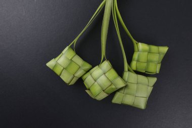 Eid Mubarak kutlama için pirinç hamur tatlısı ve para paket dekorasyon. 