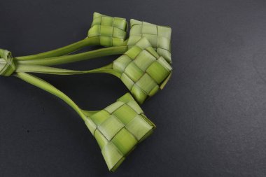 Eid Mubarak kutlama için pirinç hamur tatlısı ve para paket dekorasyon. 