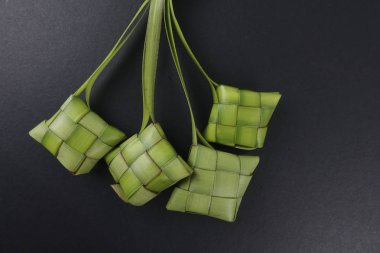 Eid Mubarak kutlama için pirinç hamur tatlısı ve para paket dekorasyon. 