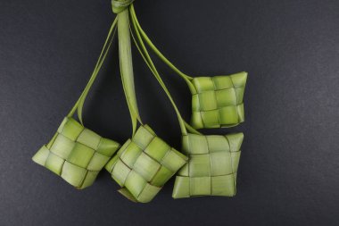 Eid Mubarak kutlama için pirinç hamur tatlısı ve para paket dekorasyon. 