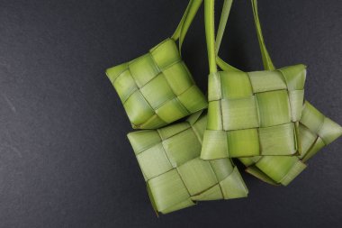 Eid Mubarak kutlama için pirinç hamur tatlısı ve para paket dekorasyon. 