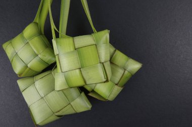 Eid Mubarak kutlama için pirinç hamur tatlısı ve para paket dekorasyon. 