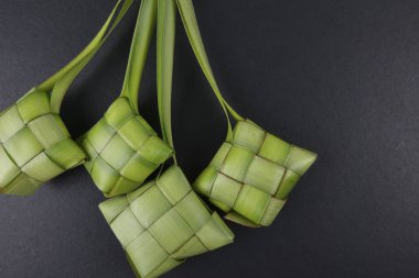 Eid Mubarak kutlama için pirinç hamur tatlısı ve para paket dekorasyon. 