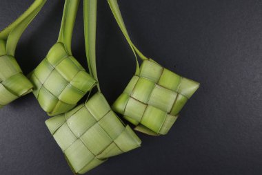 Eid Mubarak kutlama için pirinç hamur tatlısı ve para paket dekorasyon. 