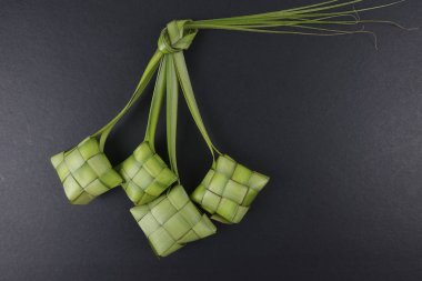 Eid Mubarak kutlama için pirinç hamur tatlısı ve para paket dekorasyon. 