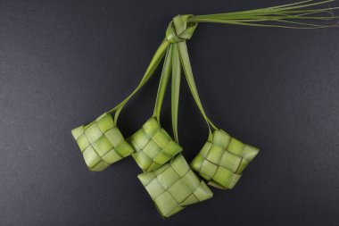 Eid Mubarak kutlama için pirinç hamur tatlısı ve para paket dekorasyon. 